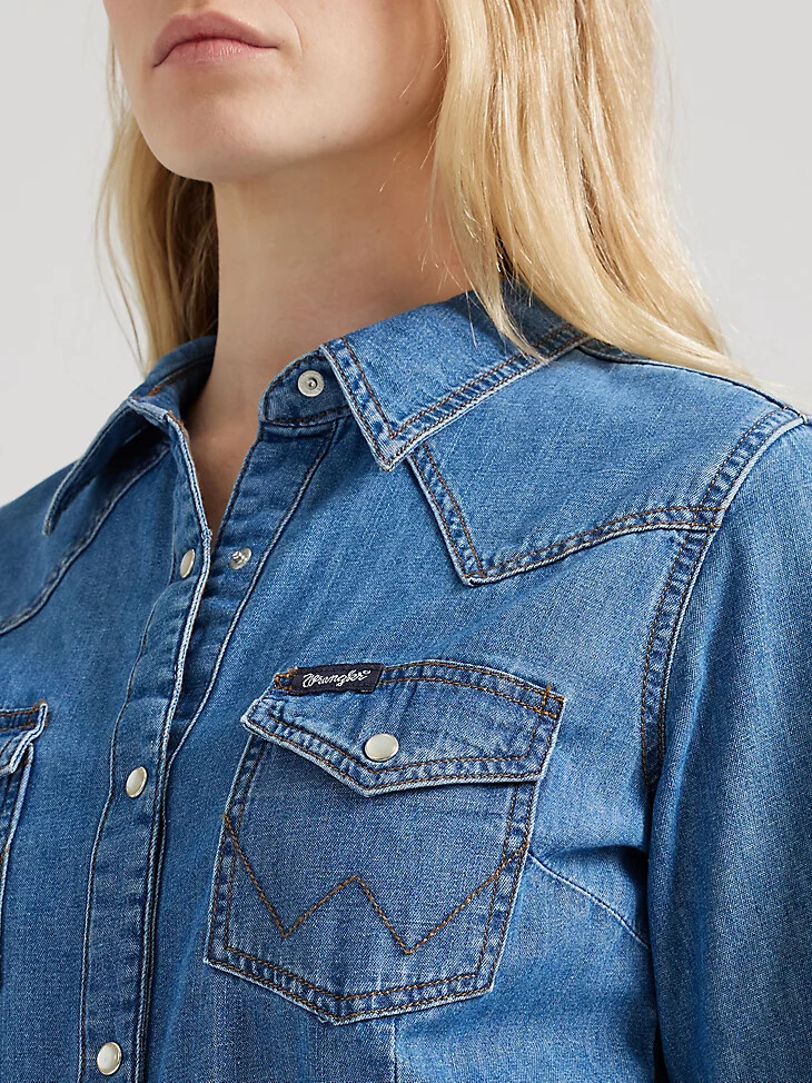 abito in denim con bottoni a pressione in stile western a maniche lunghe da donna in denim medio