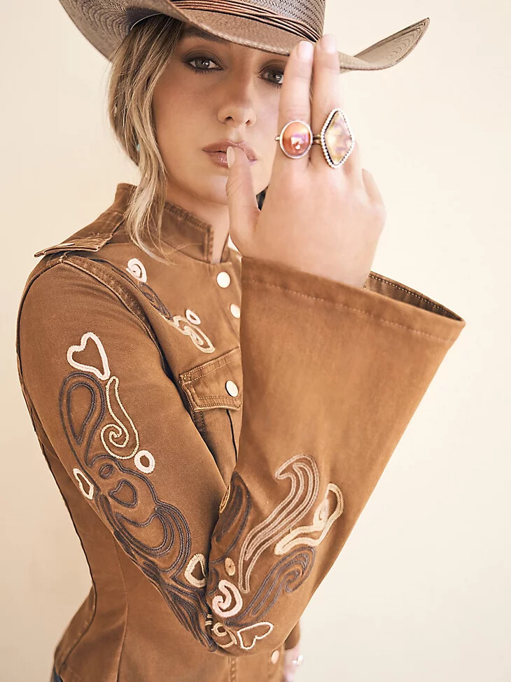 giacca utility ricamata wrangler x lainey wilson vestaglia da monaco