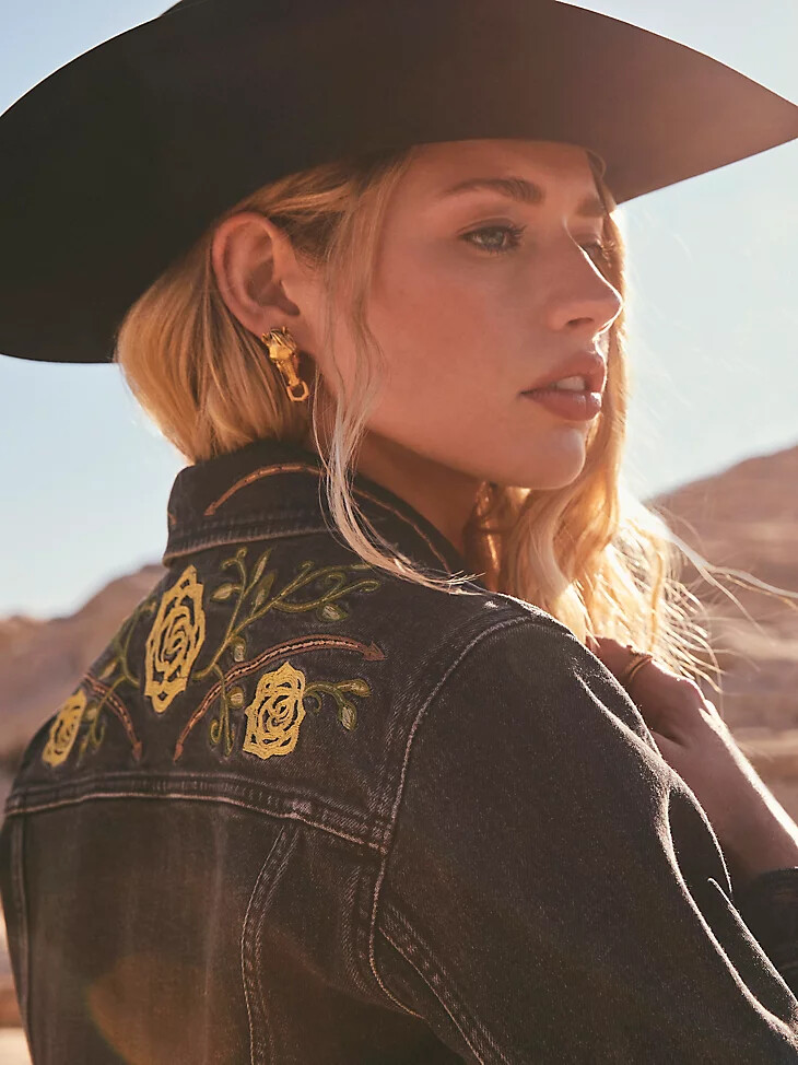 giacca da camionista wrangler x yellow rose by kendra scott colore nero sbiadito