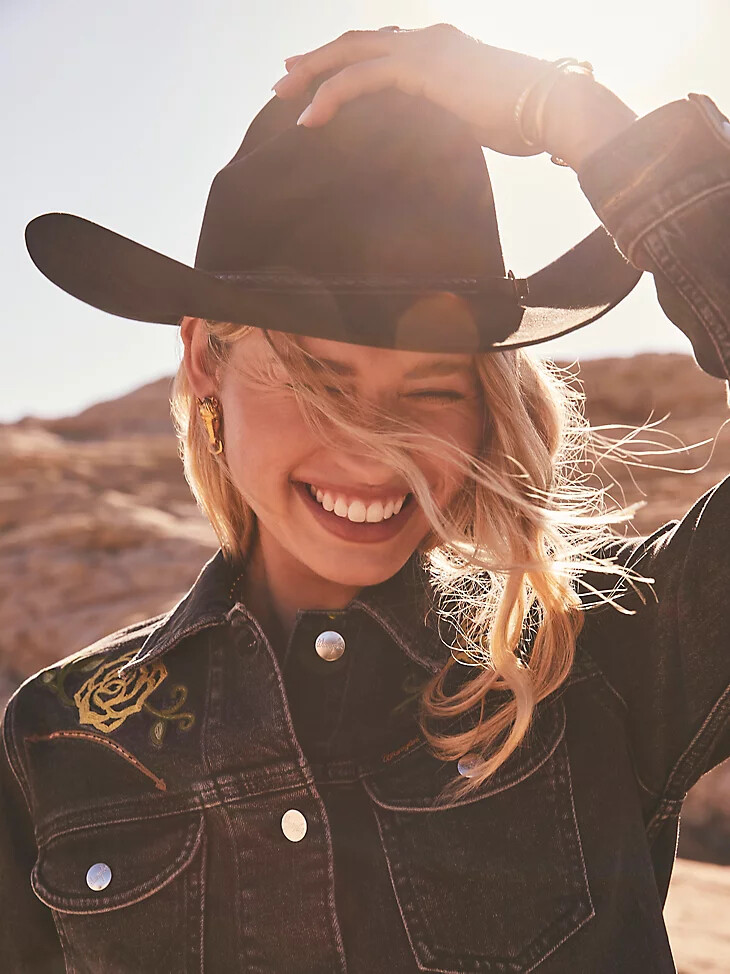 giacca da camionista wrangler x yellow rose by kendra scott colore nero sbiadito