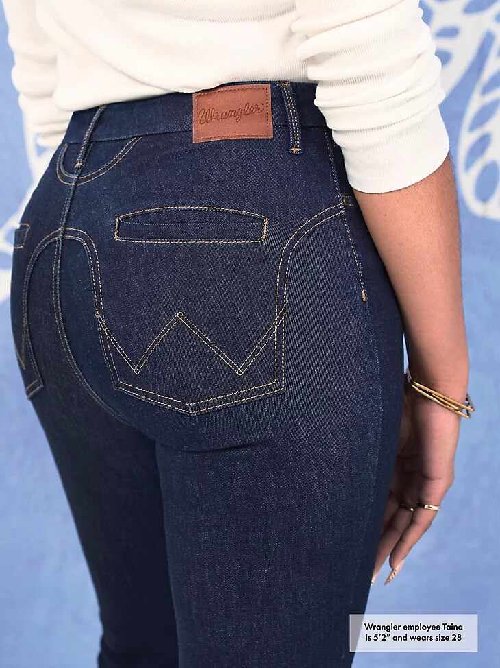 jeans a zampa delefante wrangler bespoke da donna modello adalyn