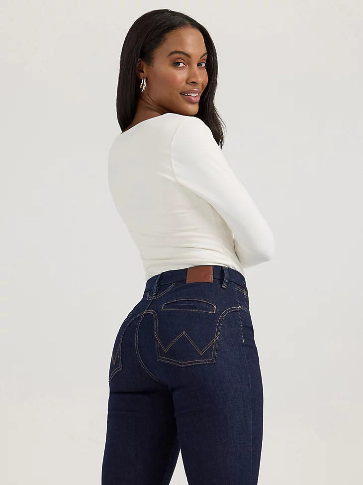 jeans a zampa delefante wrangler bespoke da donna modello adalyn