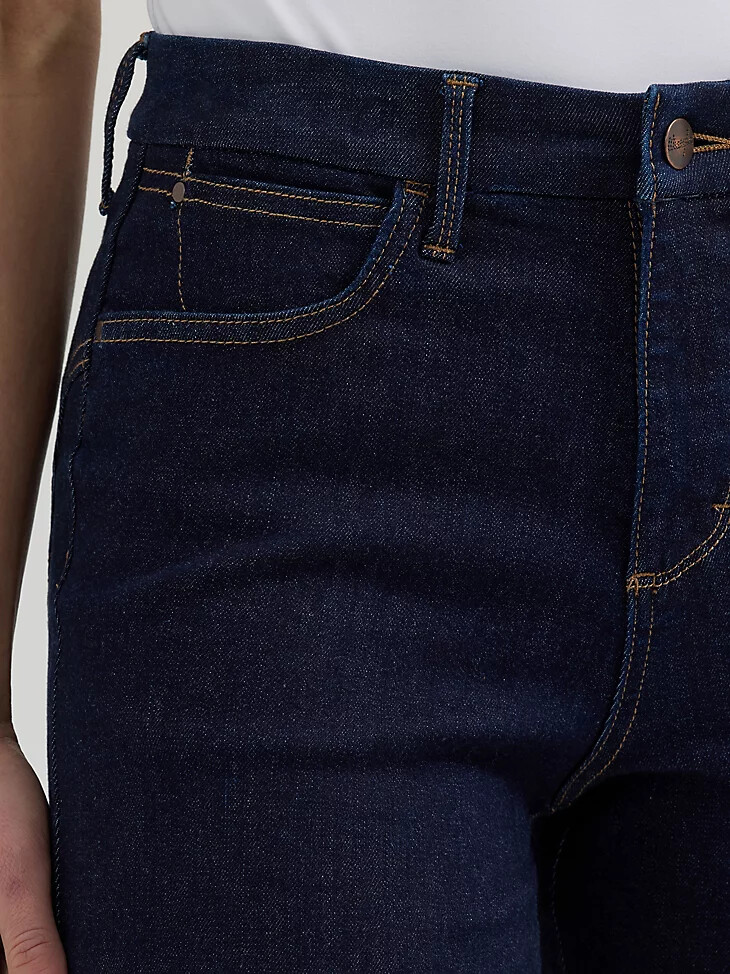 jeans a zampa delefante wrangler bespoke da donna modello adalyn