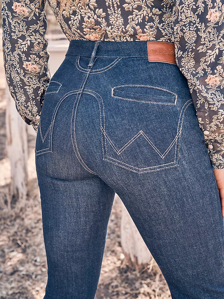 jeans a zampa delefante wrangler bespoke da donna modello adalyn