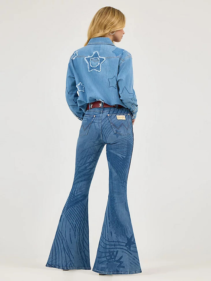 pantaloni a zampa wrangler x lainey wilson rockstar mid wash