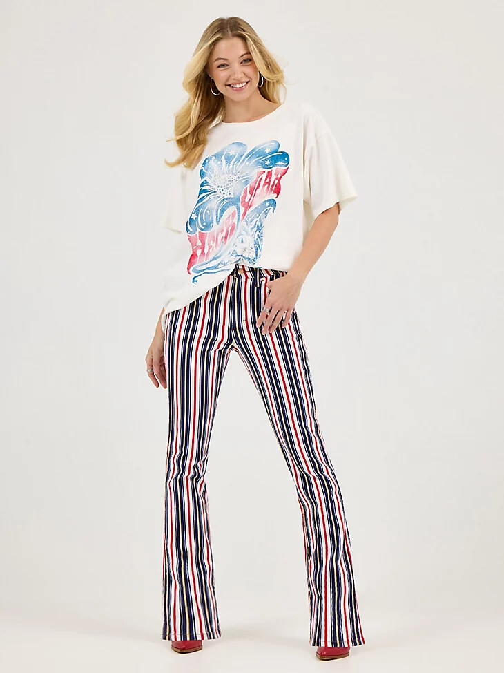 jeans a zampa a righe wrangler x lainey wilson con stelle e strisce