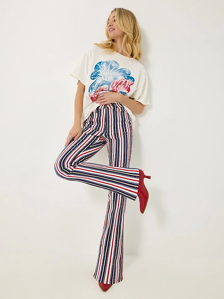 jeans a zampa a righe wrangler x lainey wilson con stelle e strisce
