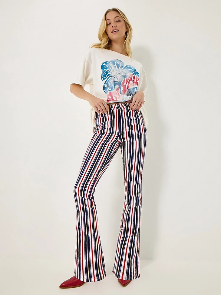 jeans a zampa a righe wrangler x lainey wilson con stelle e strisce