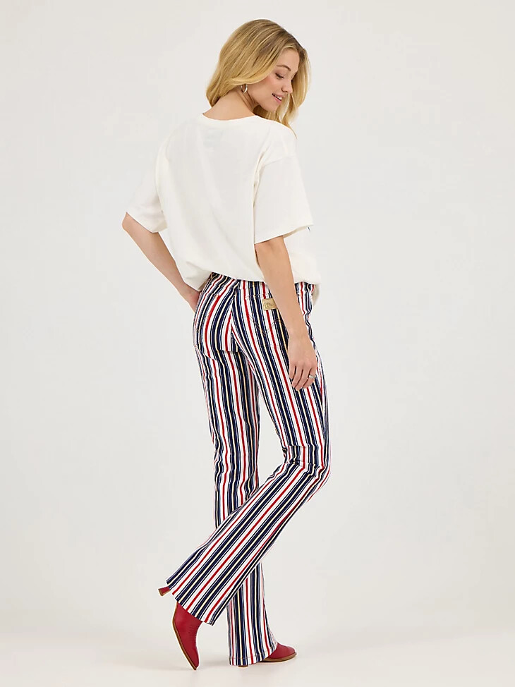 jeans a zampa a righe wrangler x lainey wilson con stelle e strisce