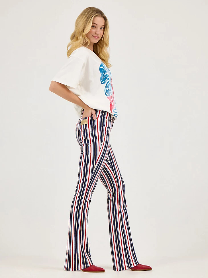 jeans a zampa a righe wrangler x lainey wilson con stelle e strisce