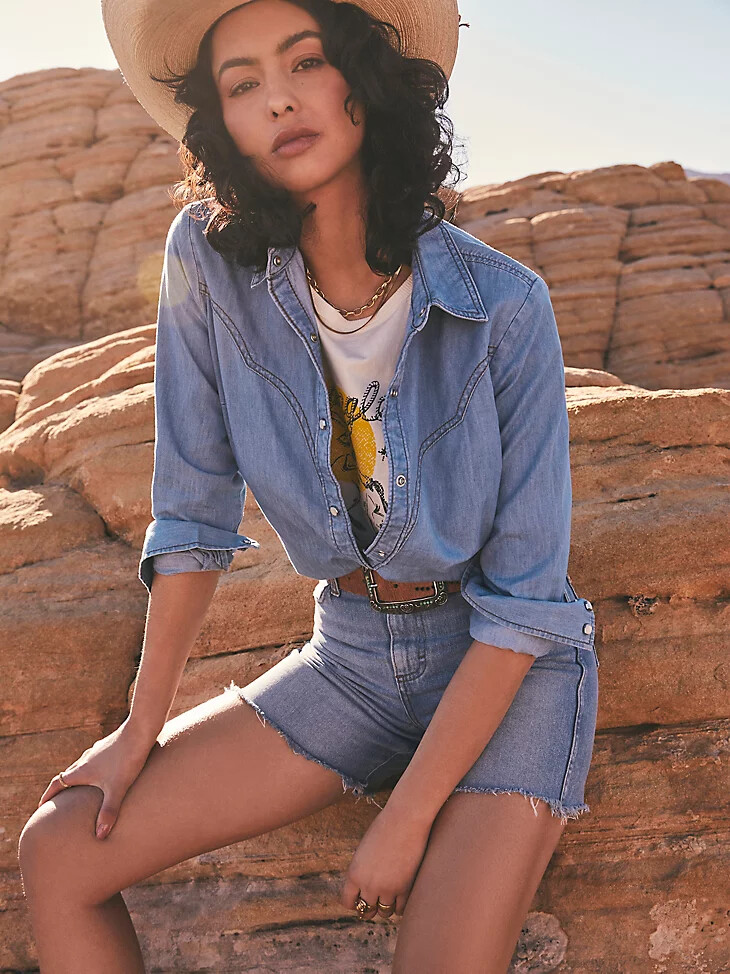 camicia in denim wrangler x yellow rose di kendra scott lavaggio medio