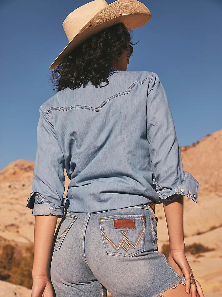 camicia in denim wrangler x yellow rose di kendra scott lavaggio medio