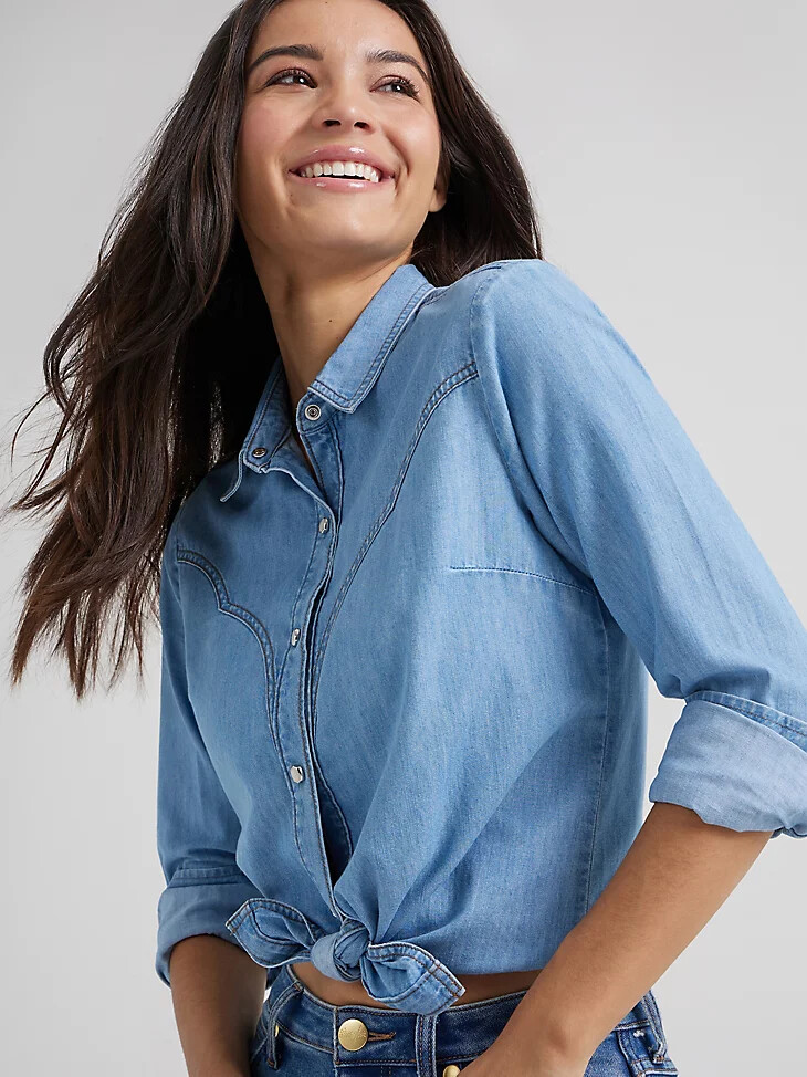 camicia in denim wrangler x yellow rose di kendra scott lavaggio medio