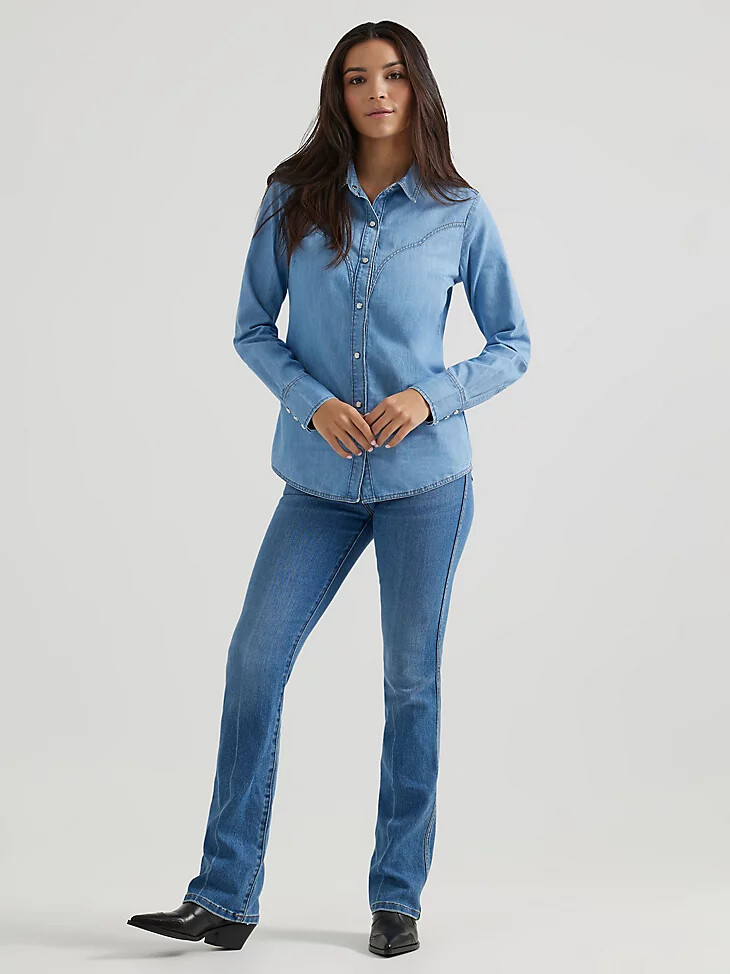 camicia in denim wrangler x yellow rose di kendra scott lavaggio medio
