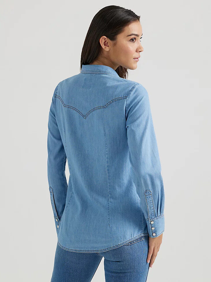 camicia in denim wrangler x yellow rose di kendra scott lavaggio medio