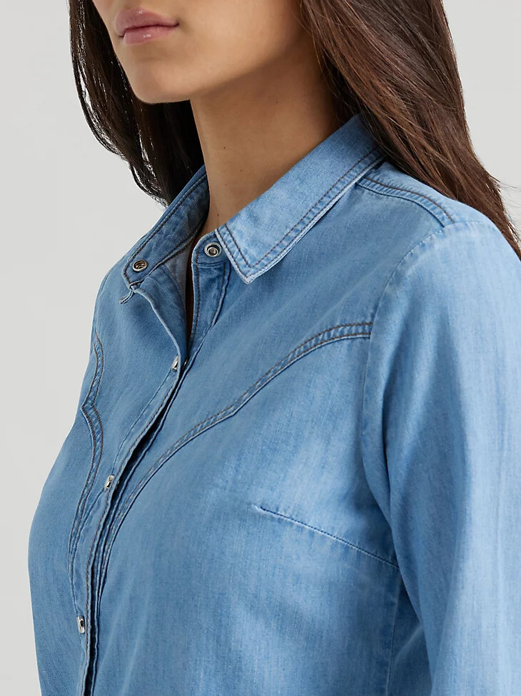camicia in denim wrangler x yellow rose di kendra scott lavaggio medio