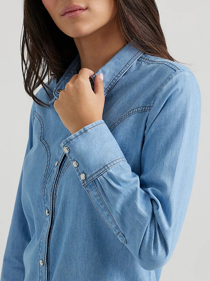 camicia in denim wrangler x yellow rose di kendra scott lavaggio medio