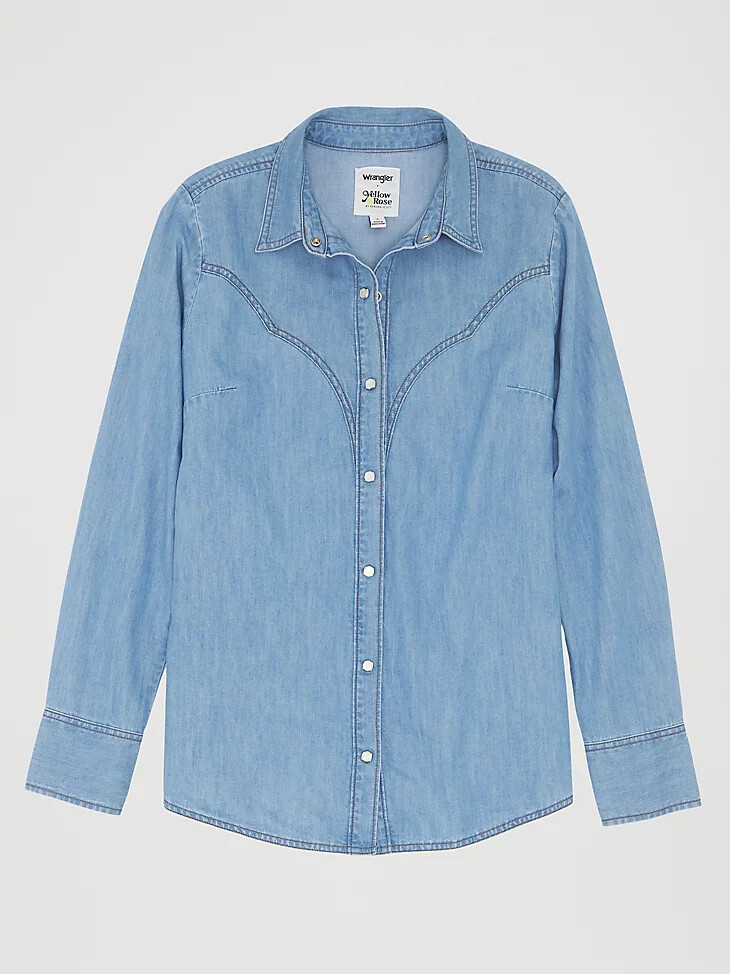 camicia in denim wrangler x yellow rose di kendra scott lavaggio medio