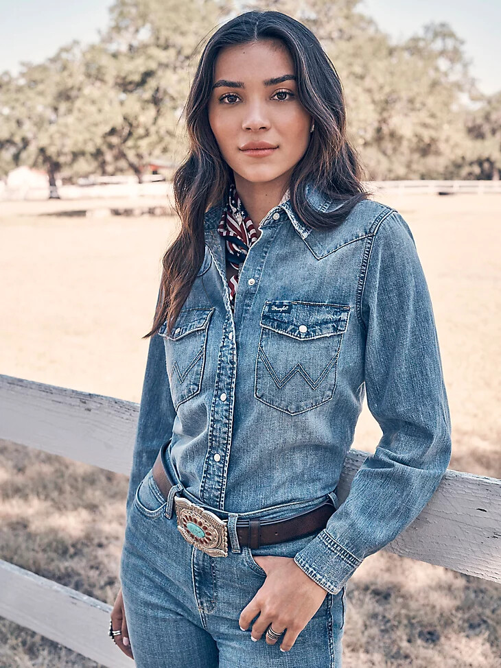 camicia da donna wrangler classic denim slim western con bottoni automatici lavaggio medio
