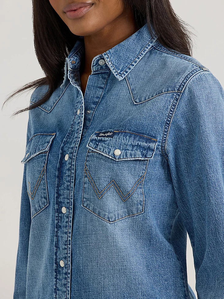 camicia da donna wrangler classic denim slim western con bottoni automatici lavaggio medio