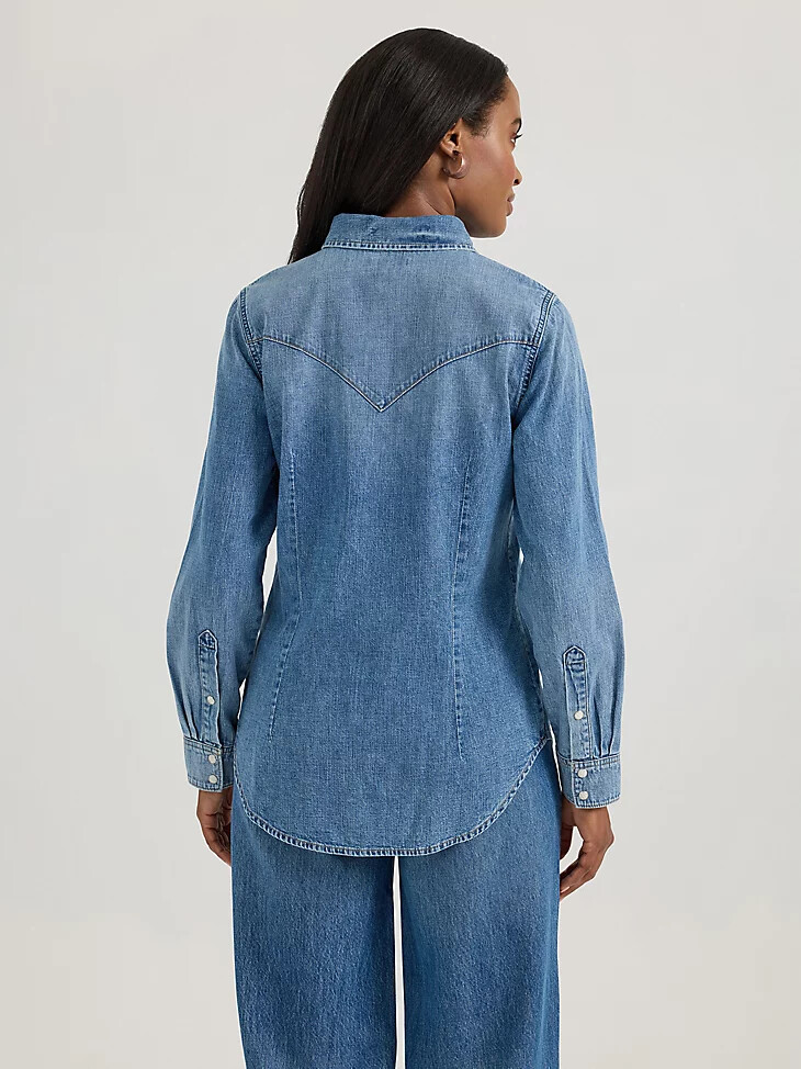 camicia da donna wrangler classic denim slim western con bottoni automatici lavaggio medio