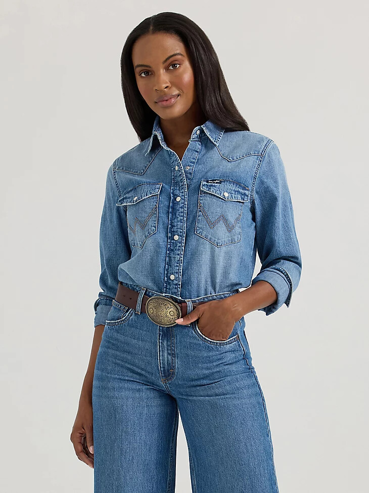 camicia da donna wrangler classic denim slim western con bottoni automatici lavaggio medio