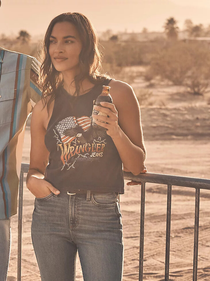canotta da donna wrangler festival crop graphic neraaquila con bandiera