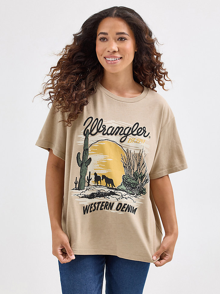 trench da donna con t-shirt stile western da fidanzata