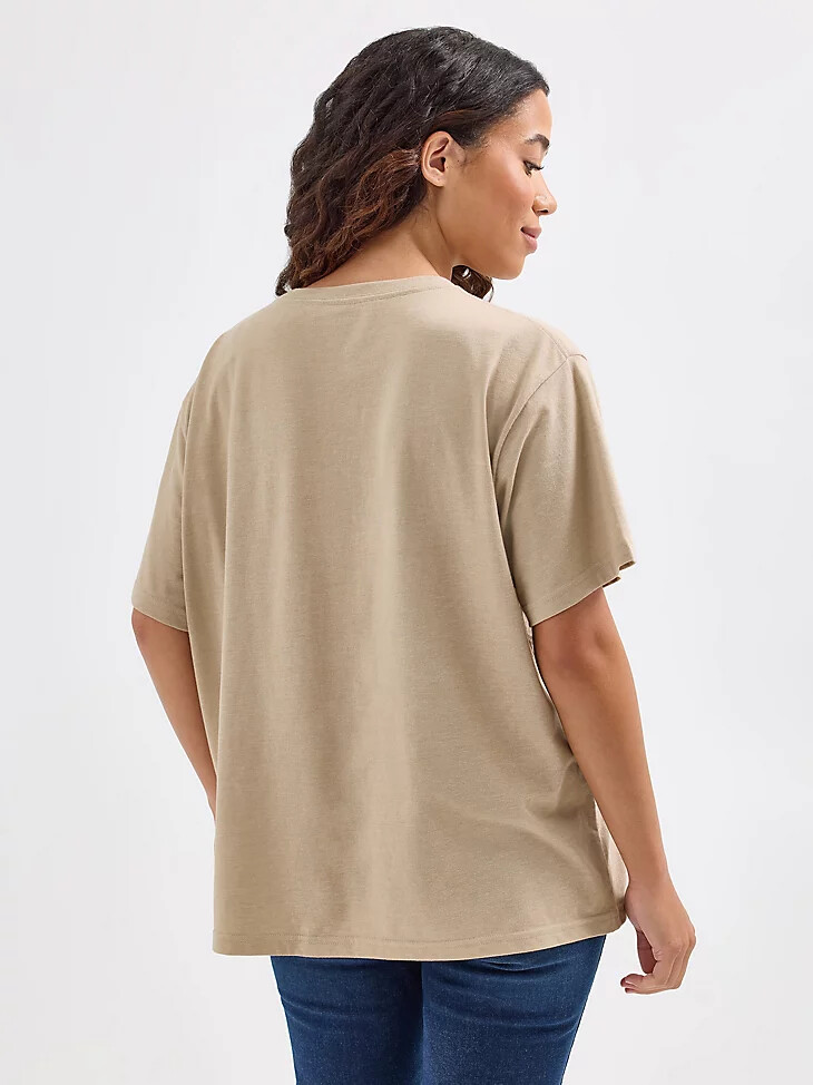 trench da donna con t-shirt stile western da fidanzata