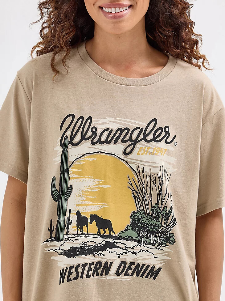 trench da donna con t-shirt stile western da fidanzata