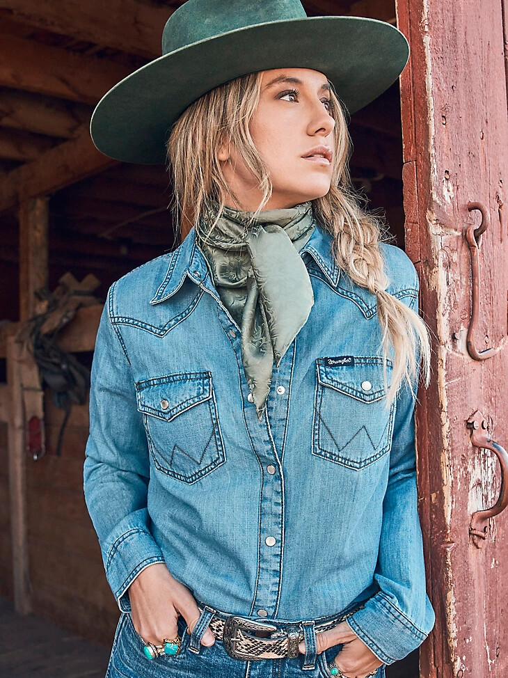 camicia da donna in denim con bottoni a pressione in stile western a maniche lunghe in denim medio
