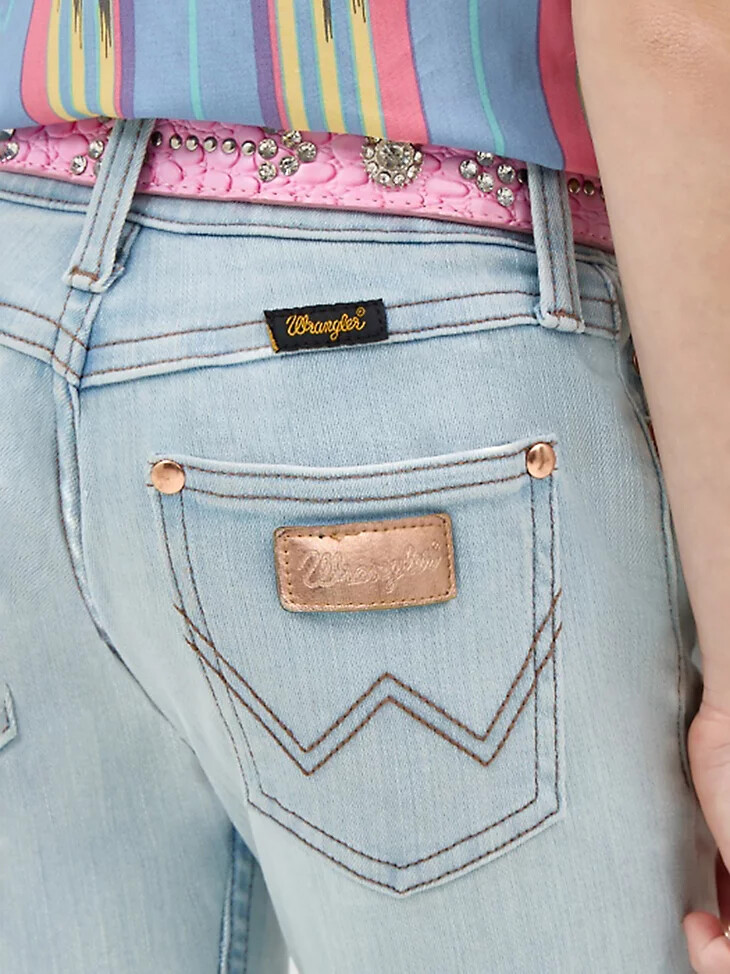 stivali da bambina wrangler x lainey wilson con orlo grezzo lavaggio blu candeggina