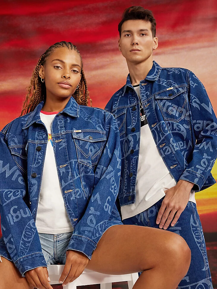 giacca in denim con logo laser da uomo wrangler x hot wheels blu medio