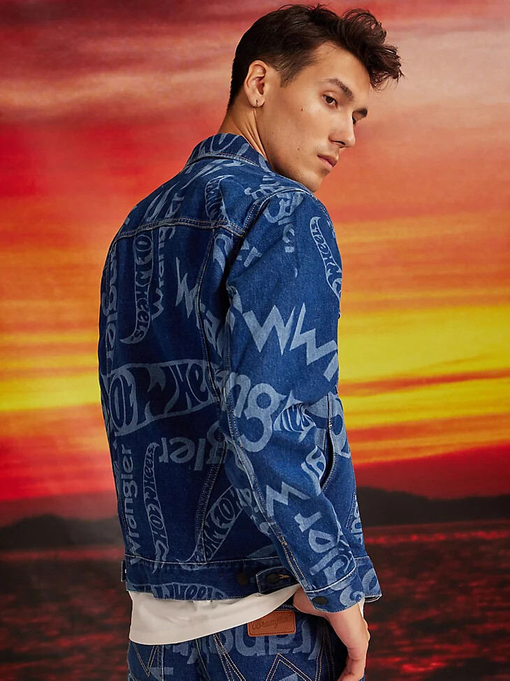 giacca in denim con logo laser da uomo wrangler x hot wheels blu medio