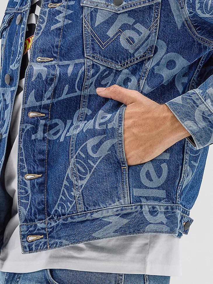 giacca in denim con logo laser da uomo wrangler x hot wheels blu medio
