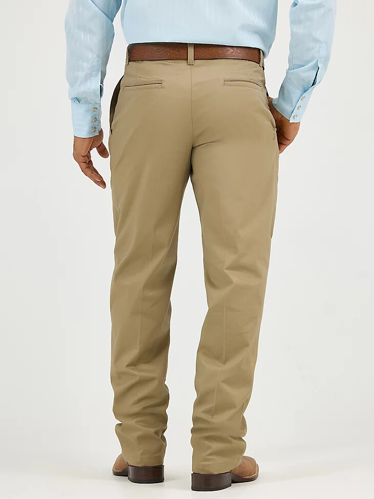 pantaloni da uomo wrangler casuals con pieghe anteriori e vestibilità rilassata color cachi