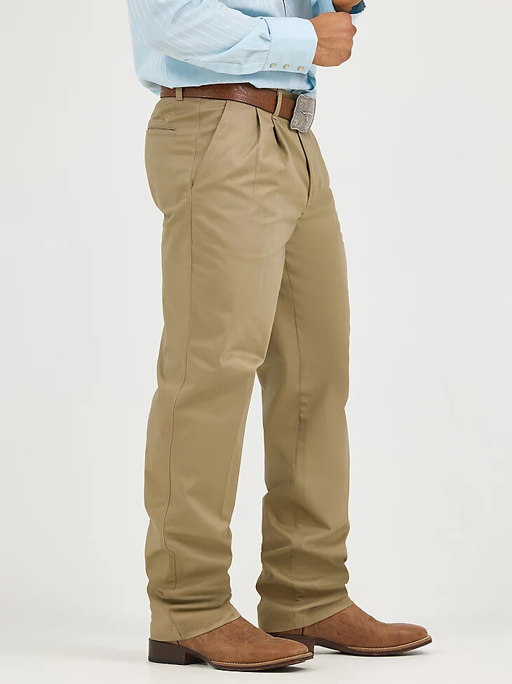 pantaloni da uomo wrangler casuals con pieghe anteriori e vestibilità rilassata color cachi