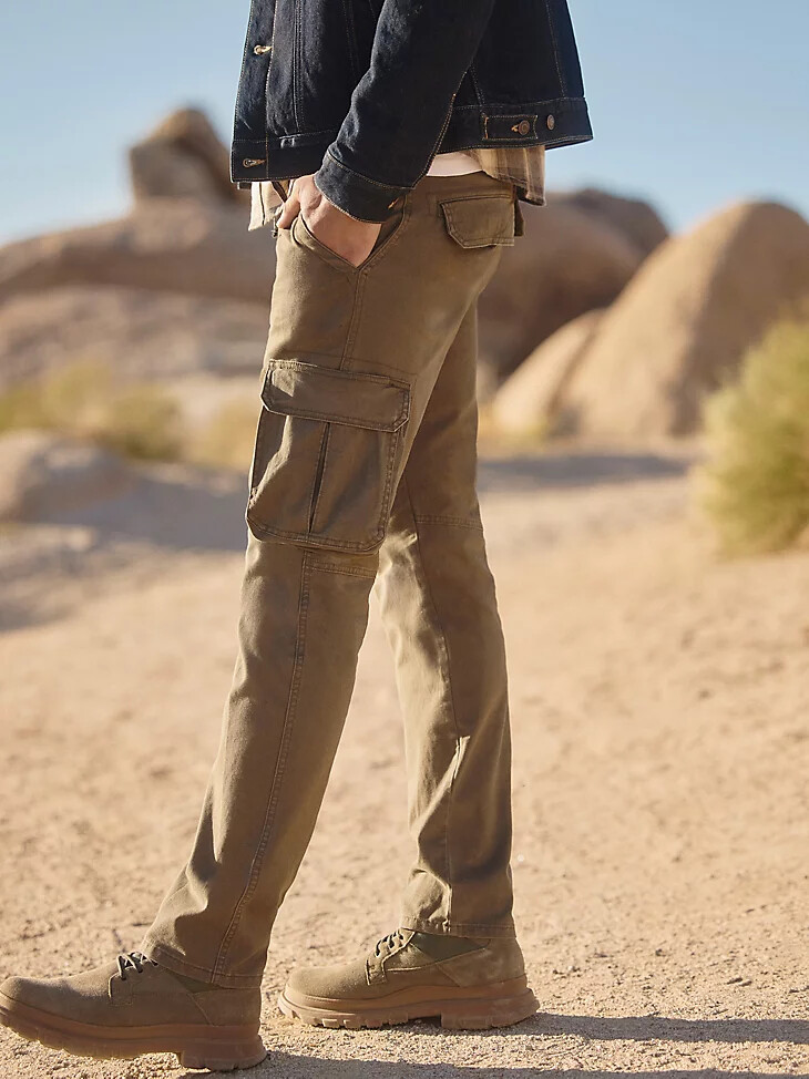 pantaloni cargo affusolati wrangler flex da uomo verde pino
