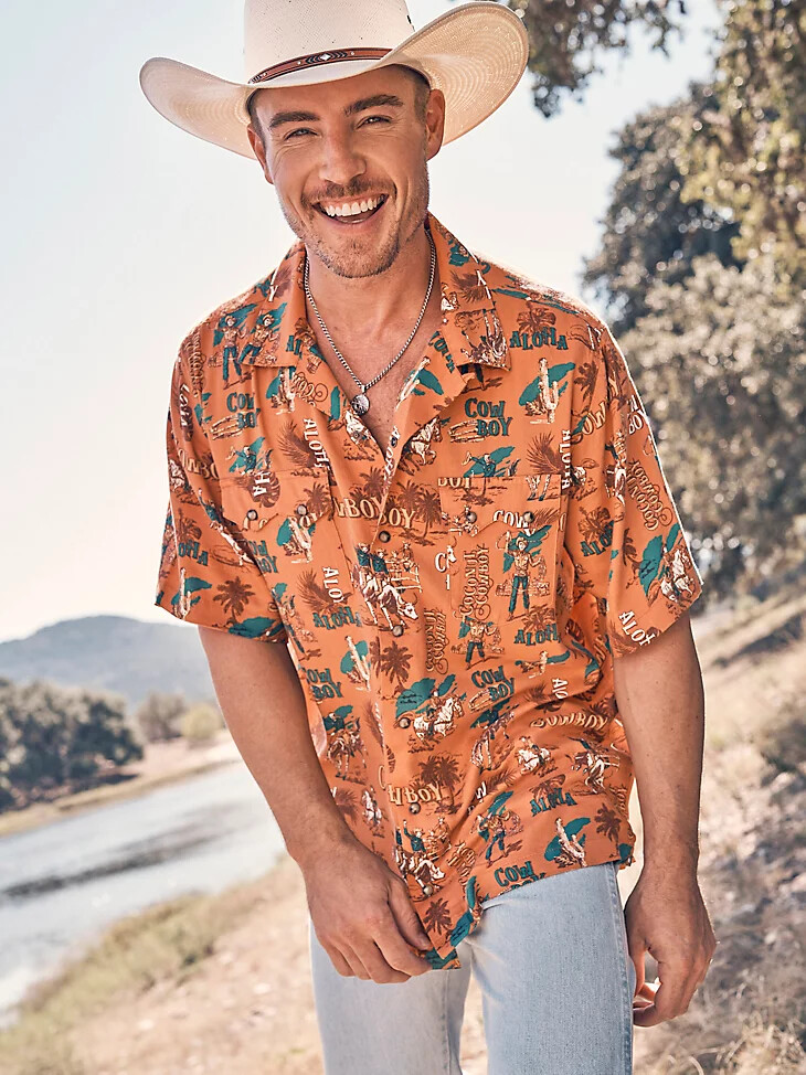 camicia da campeggio con bottoni a pressione sul davanti e scritta wrangler coconut cowboy aloha orange