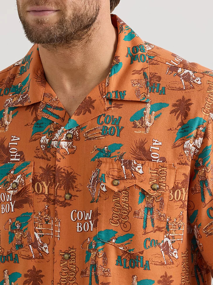 camicia da campeggio con bottoni a pressione sul davanti e scritta wrangler coconut cowboy aloha orange
